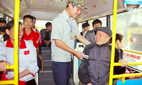 Việc tử tế: Cảm ơn anh phụ xe buýt với “liều thuốc giảm đau hiệu nghiệm”